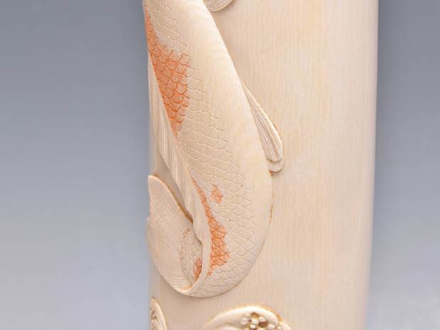 上り鯉彫刻　小針孤舟（彫）　象牙置物　約5kg（台座含む）